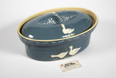 קדרת קרמיקה גדולת מידות. סדוקה 
מעוטרת בציורי יד של אווזים 
38/25/16 ס"מ