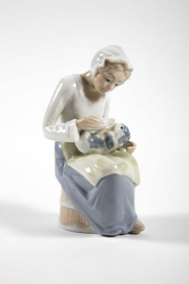 פיגורינת פורצלן ספרדי של נערה מאכילה כלבלב. 8/5/16 ס"מ