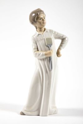 פיגורינת פורצלן ספרדית של nao. נער בכותונת לילה צד זבובים 
11/8/30 ס"מ