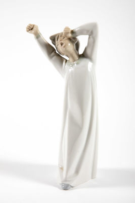 פיגורינת פורצלן ספרדית של נער מתמתח ומפהק. 7/5/21 ס"מ