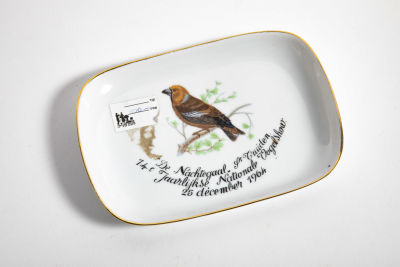 צלחת מלבנית עם ציפור חתומה. 16/11 ס"מ