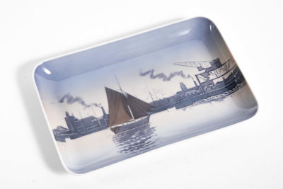 צלחת מלבנית דנית מעוטרת בהדפס ספינה. 19.5/13 ס"מ