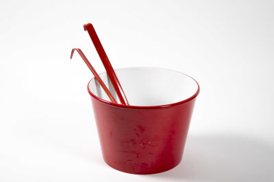 לוט כלי אמייל באדום ולבן. דלי 26/18 ס"מ 
מצקת 10/33 ס"מ 
כף מחוררת 12/38 ס"מ