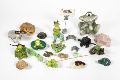 לוט צפרדעים . מעל 15 פריטים, מחומרים שונים כולל אבן, ציפוי כסף, בד, עץ, קרמיקה ועוד 
ביניהם קופת 