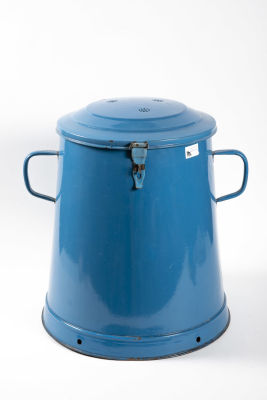 מיכל אחסון כחול מצופה אמייל, חתום. מיכל לאחסון מזון מתכלה, 
וינטג' משנות ה 20-30, 
שימש במקרים 