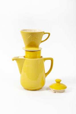 פרקולטור חרס, צהוב. פרקולטור קפה של פעם 
על כל חלקיו במצב מושלם. 
גובה 25 ס"מ