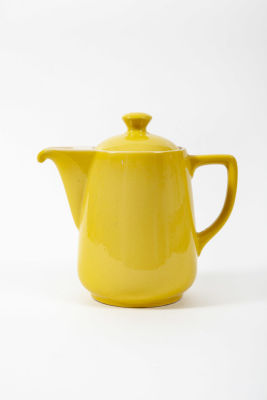 קומקום חרס, צהוב. קומקום חרס 
כולל מכסה, 
מצב טוב. 
גובה 18 ס"מ