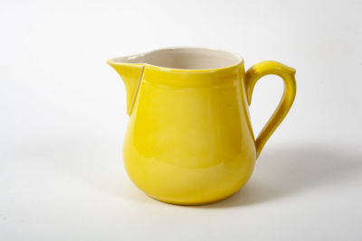 חלבון חרס, צהוב. חלבון חרס צהוב, 
מצב מצוין. 
גובה 15 ס"מ