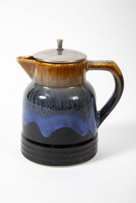 קנקן קרמיקה לתה, עם מסננת מתכת. קנקן חרס עם מכסה נירוסטה ומסננת. 
גלזורה הדרגתית בגווני חום 