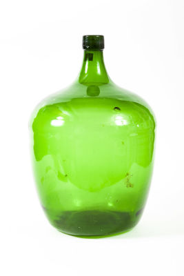דמיג'אן זכוכית ירוק . בקבוק גדול ליין, ניפוח פה. 
עתיק, סביבות 1900 
גודל כ-60/40 ס"מ