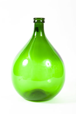 דמיג'אן זכוכית ירוק. בקבוק גדול ליין, ניפוח פה. 
בצורת טיפה, 
גודל כ-60/40 ס"מ