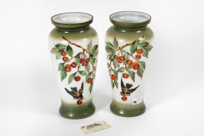 זוג אגרטלים. זוג ואזות אופלין, ציור ידני 
שנות ה40, יפהפיות 
מידות - 45/18 ס"מ