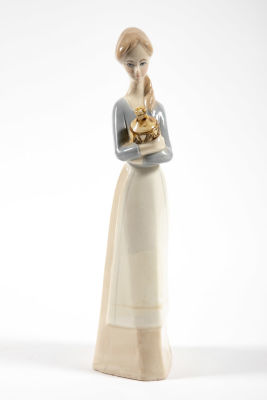 פיגורינת פורצלן ספרדית של נערה מחזיקה כד. 8/7/28 ס"מ