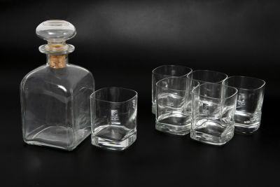 סט איטלקי לקוניאק באריזתו. 6 כוסות 7/7/8.5 ס"מ 
קנקן 10/10/20 ס"מ