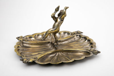 מגש מחולק עם ילד שמחזיק לפיד. מצופה כסף 
עם חתימה באנגלית וערבית 
25/27/15 ס"מ