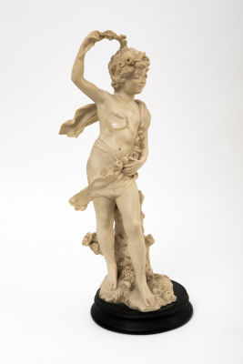 פסל נער, יציקת אלבסטר. קוטר הבסיס 18 ס"מ 
גובה 48 ס"מ