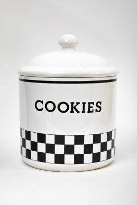 מיכל קרמיקה לעוגיות . קוטר 18 ס"מ גובה 24 ס"מ 
צ'יפ בשפת הכלי