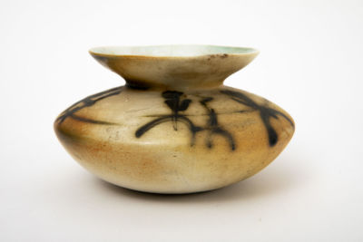 אגרטל חרסה כתום ירוק. סדק שערה בגלזורה הפנימית של שפת האגרטל 
22/10 ס"מ