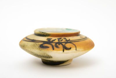 אגרטל חרסה כתום. קיימת בליטה קלה בשפת האגרטל (פגם בייצור או צ'יפ שתוקן באופן מקצועי) 
15/8.5 ס"מ