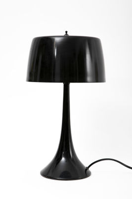 מנורת שולחן, אהיל מתכת, בצבע שחור. קוטר 22 ס"מ, גובה 40 ס"מ