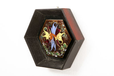 תמונת אמאייל על נחושת במסגרת עץ, משושה. 13/14/3 ס"מ