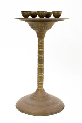 שולחן קפה מנחושת, עם 5 ספלונים. מידות השולחן - 34/54 ס"מ 
מידות ספלון - 6/5 ס"מ