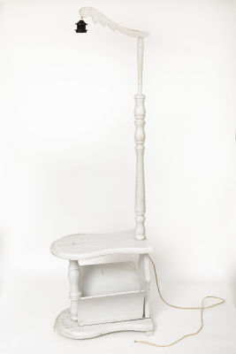 שולחן לעיתונים עם מנורה. 50/30/160 ס"מ