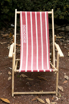 כסא נוח. במצב פתוח - 100/64/90 ס"מ 
במצב סגור - 147/63 ס"מ