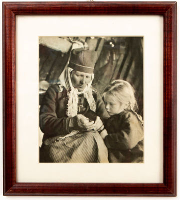 אלה קרי הילדה מלפלנד. דף מתוך ספר, מ 1954 
ממוסגר במסגרת עץ ומחופה בזכוכית