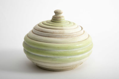 כלי עץ עם מכסה בגוון ירקרק, מגולף, וינטג' הולנדי. 17/14 ס"מ