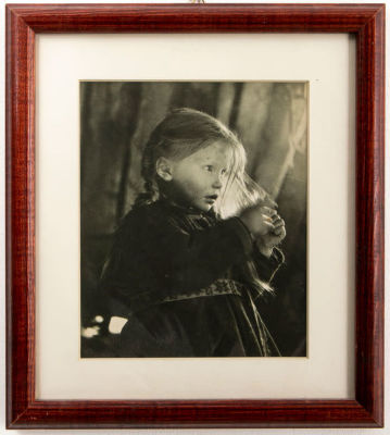 אלה קרי הילדה מלפלנד. דף מתוך ספר, מ 1954 
ממוסגר במסגרת עץ ומחופה בזכוכית