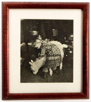 אלה קרי הילדה מלפלנד
. דף מתוך ספר, מ 1954 
ממוסגר במסגרת עץ ומחופה בזכוכית