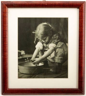 אלה קרי הילדה מלפלנד. דף מתוך ספר, מ 1954 
ממוסגר במסגרת עץ ומחופה בזכוכית