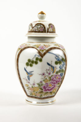 צנצנת ג'ינג'ר Ginger Jar משושה עם מכסה, . מעוטרת במסגרות זהובות המקיפות ציפורים, פרחים וצמחים 