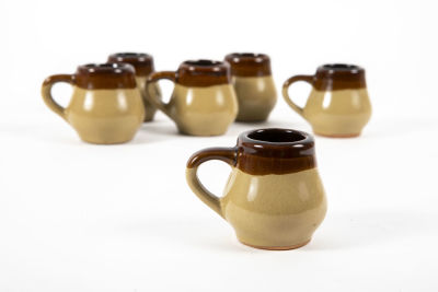 6 ספלוני קרמיקה בגווני חום . מידות 6.5x5x5 ס"מ