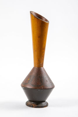 אגרטל עץ Mid Century, מעוטר בעבודת חריטה עדינה, . גובה 20 ס"מ