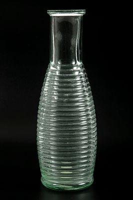 קנקן זכוכית ממוחזרת בעבודת יד, תוצרת ספרד, . גובה 28 ס"מ 
נושא מדבקת מקור בבסיס