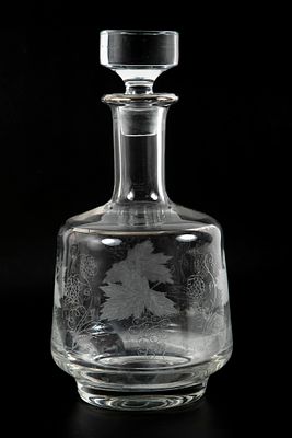 דקנטר מעוטר בעבודת חריטה בדוגמת עלים, . גובה 26 ס"מ