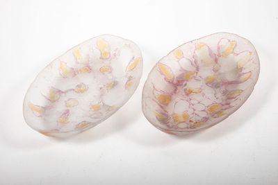 שתי צלוחיות אובאליות מזכוכית צבעונית "זכוכית בת שבע", . מידות 21x13 ס"מ