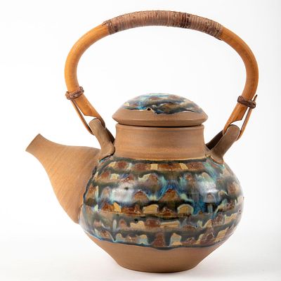 קומקום קרמיקה בעבודת אובניים, ידית במבוק, גלזורה צבעונית בציור יד, 
. תוצרת ארה"ב 
גובה כולל 24 