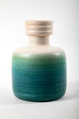 בית היוצר צבי - אגרטל קרמיקה בכחול וירוק. מידות 20x28 ס"מ