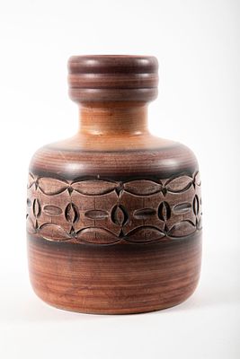 בית היוצר צבי - אגרטל קרמיקה בגווני חום . מידות 20x28 ס"מ