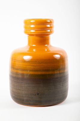 בית היוצר צבי - אגרטל קרמיקה בגווני חום כתום. מידות 20x28 ס"מ