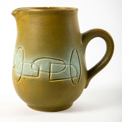 קרנת - קנקן קרמיקה בירוק זית, . גובה 18 ס"מ