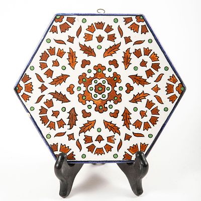 הסדנה המשותפת - תחתית קרמיקה ארמנית משושה, לתליה על הקיר, . חתומה Jerusalem Old City 
וחתימת הסדנה 