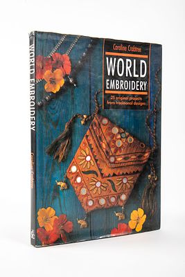 Caroline Crabtree - World Embroidery. כריכה קשה עם ג'קט 
143 עמודים, באנגלית, מ 1993 
22x30 ס"מ