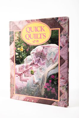 Susan Ramey Wright - Quick Quilts. ספר בכריכה קשה עם ג'קט 
בשפה האנגלית, מ 1991 
23x29 ס"מ