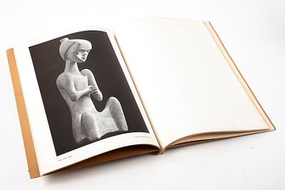 ד"ר חיים גמזו - אמנות הפיסול בישראל. הוצאת מכלול, תשי"ז 1957 
כריכה רכה, 
25x34 ס"מ