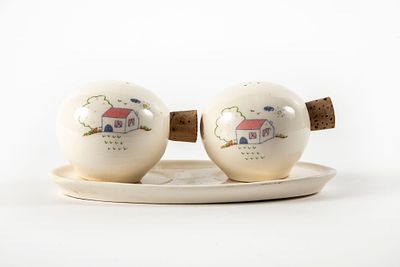 סט מלח פלפל על מעמד, באיור נוף כפרי, . מידות המגש 18x8 ס"מ 
גובה כולל 7 ס"מ