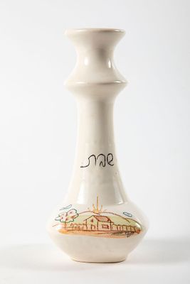 מנס - פמוט שבת, בעיטור נוף כפרי, . גובה 20 ס"מ